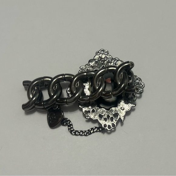 Betsey Johnson Gothic Skull Cameo Stretch Bracelet ✨ - Picture 3 of 4